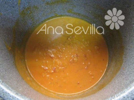 Añadir nata y tomate