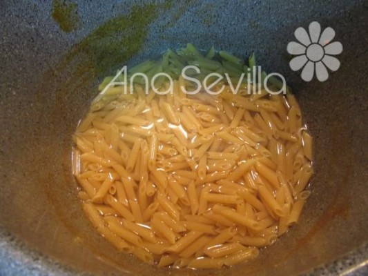 Sin lavar la cubeta, cocer la pasta, agua poca sólo que cubra un poco
