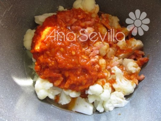 Volcar el sofrito sobre la coliflor