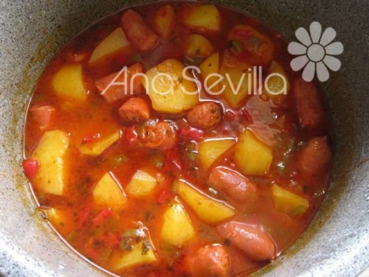 Guiso de patatas con salchichas olla GM