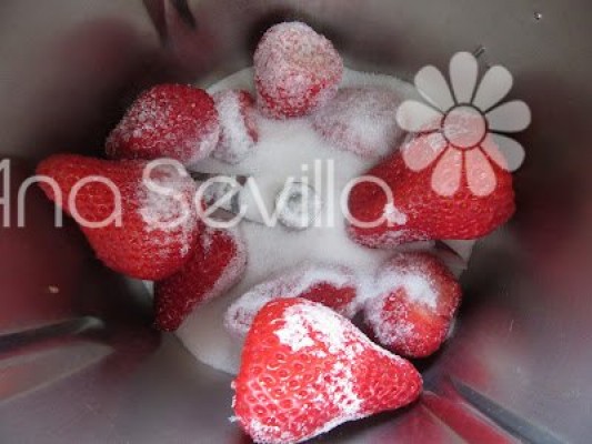 Triturar las fresas con el azúcar