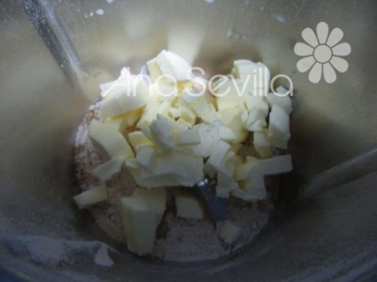 Blanquear la mantequilla con el azúcar moreno molido