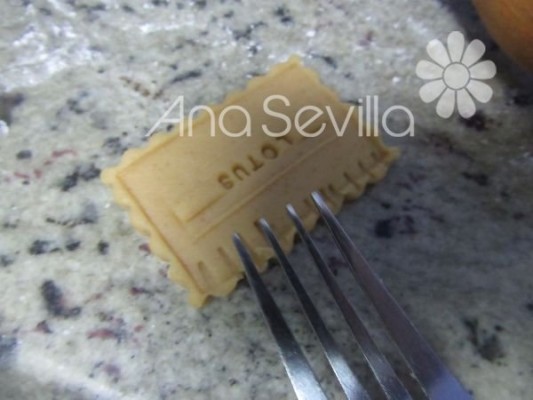Cortar con cortapastas y hacer unas muescas con un tenedor