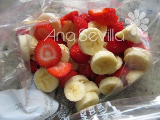 Congelar la fruta en trozos en una bolsa