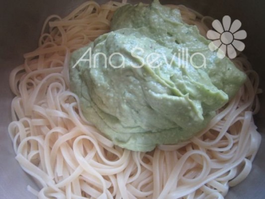 Mezclar la pasta con el pesto de aguacates