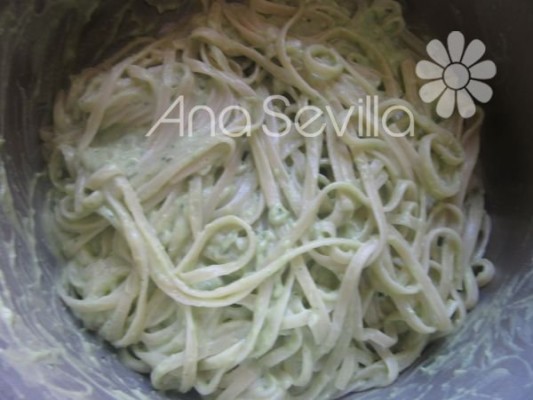 Pasta con pesto de aguacates sano