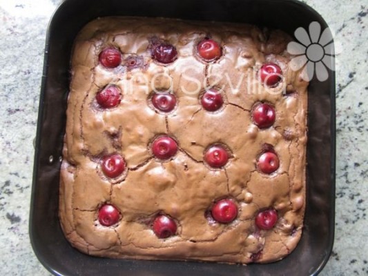 Brownie de cerezas horneado