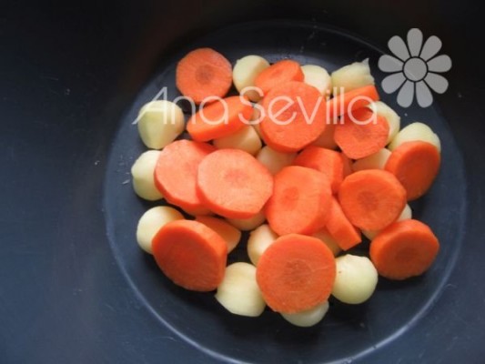 Pongo patatinas en bolas y zanahorias en el fondo del varoma