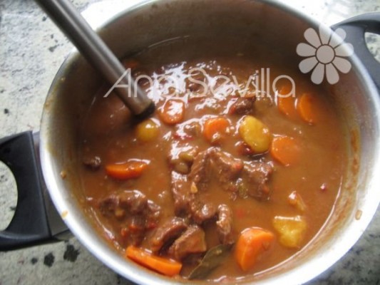 La vuelco en una olla junto a las patatas y zanahorias y lo guiso 5 minutitos.