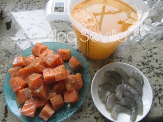 trocear el salmón, pelar langostinos y caldo pescado