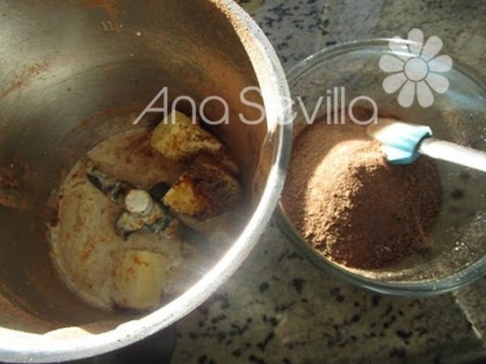 trituramos el chocolate fondant y echamos al vaso los ingredientes de la crema