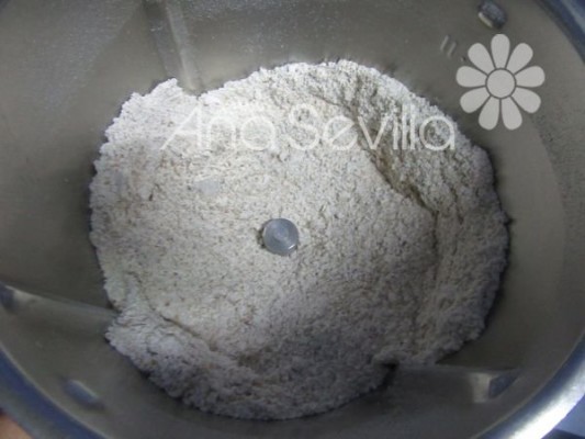 Moler los ingredientes secos
