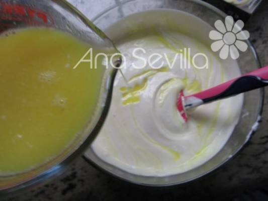 Mezclar la gelatina con el queso y la nata poco a poco