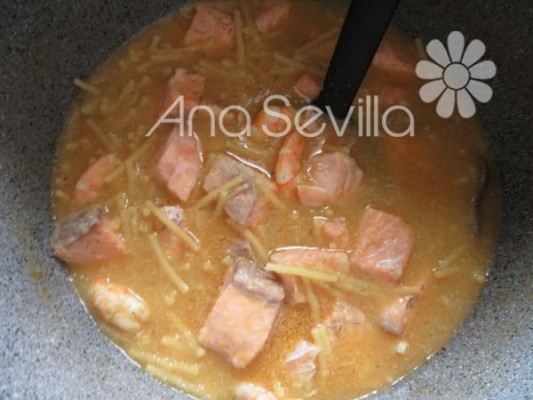 Guiso de fideos con salmón  