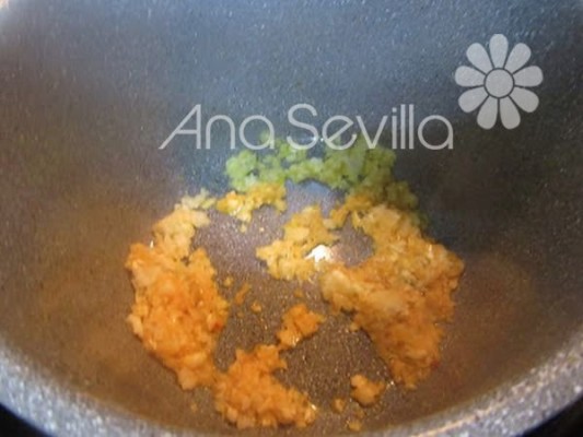 En el aceite que queda pochar el sofrito
