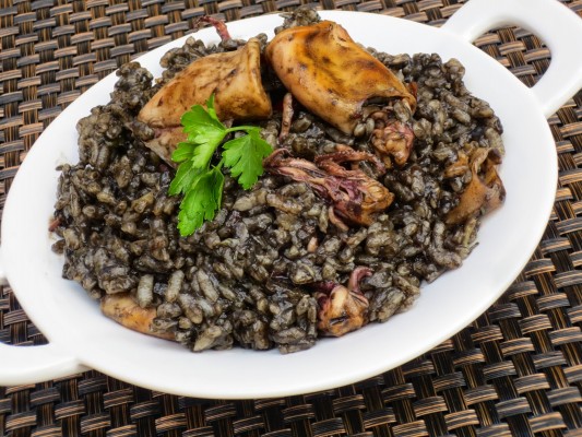 Arroz negro con chipirones