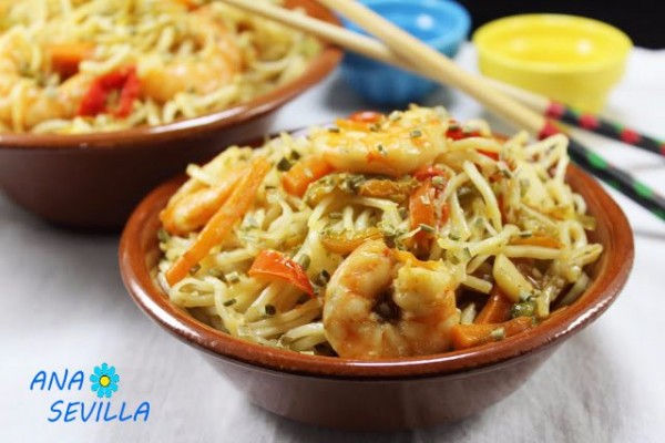 Noodles con verdura y langostinos