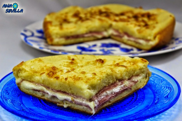 Coca de jamón y queso