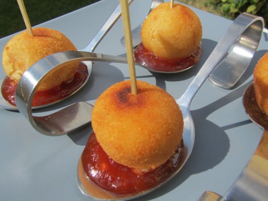 Croquetas de cebolla frita y queso de cabra