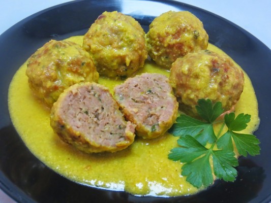 Albóndigas en salsa de almendras