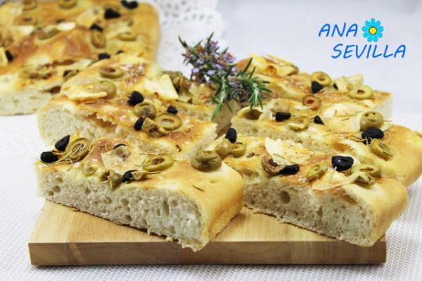 Focaccia de ajo negro