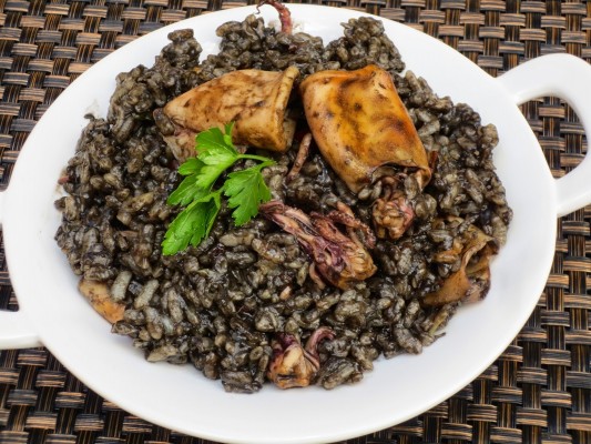 Arroz negro con chipirones