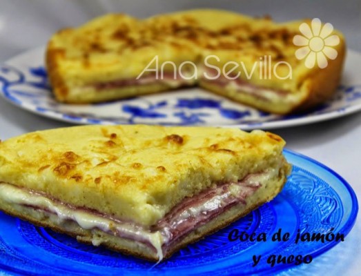 Coca de jamón y queso