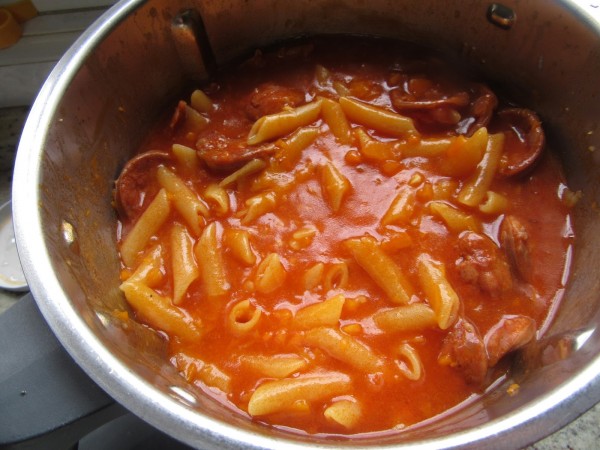 Macarrones con tomate y chorizo con Thermomix