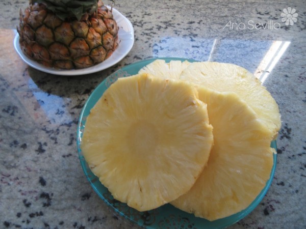 Zumo desintoxicante de piña natural.