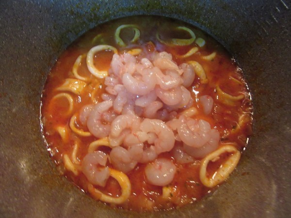 Espaguetis nero di sepia con calamares olla GM