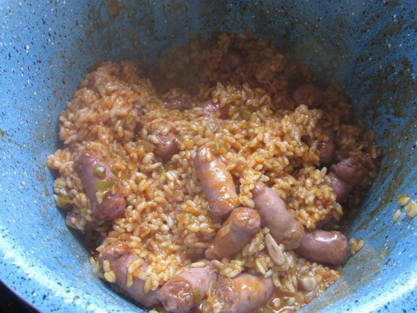 Arroz con salchichas al vino tinto en olla GM