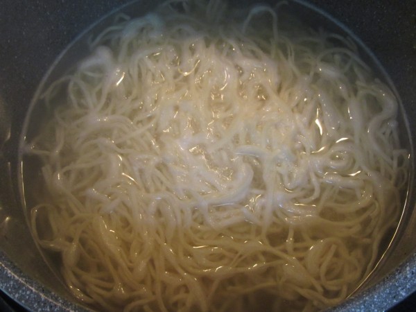 Noodles con verdura y langostinos olla GM