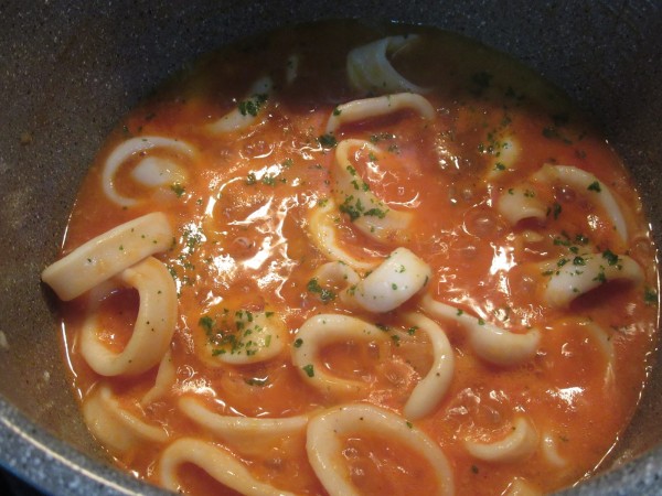 Espaguetis nero di sepia con calamares olla GM
