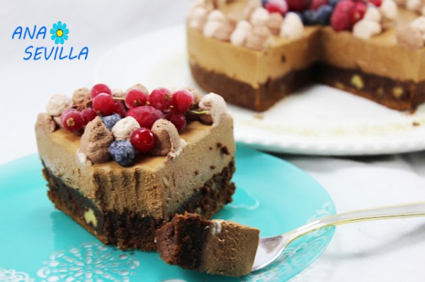 Tarta mousse de chocolate con brownie corte