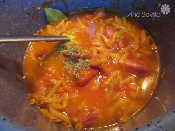 Macarrones con salchichas frescas olla GM