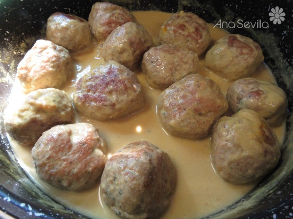 Albóndigas en salsa de piñones Thermomix