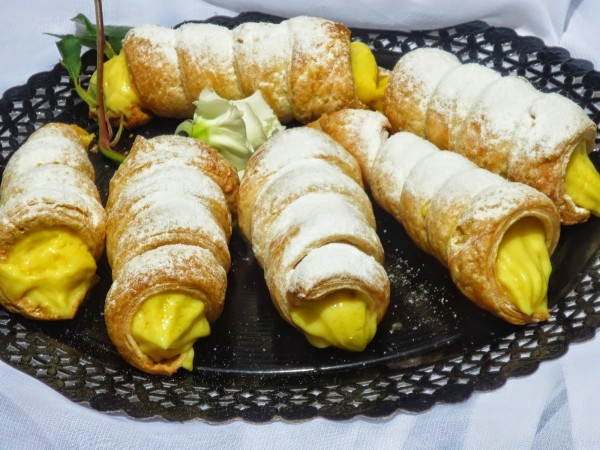 Cañas o conos de hojaldre rellenos Ana Sevilla cocina tradicional