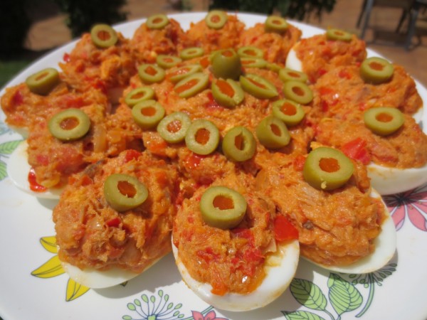 Huevos rellenos fríos "coloraos" Ana Sevilla