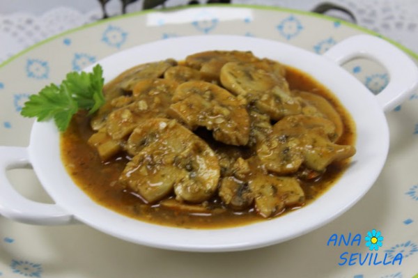 Champiñones en salsa de pimentón olla GM.
