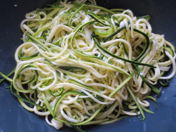 Espaguetis de calabacín a la putanesca Thermomix