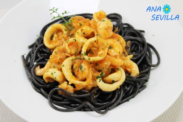 Espaguetis nero di sepia con calamares olla GM