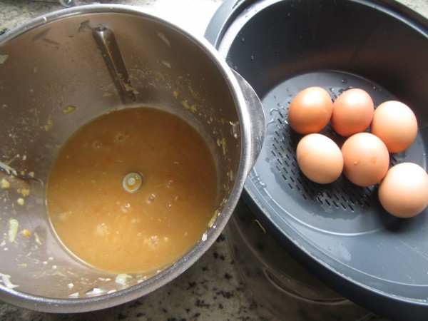 Huevos en salsa española Thermomix