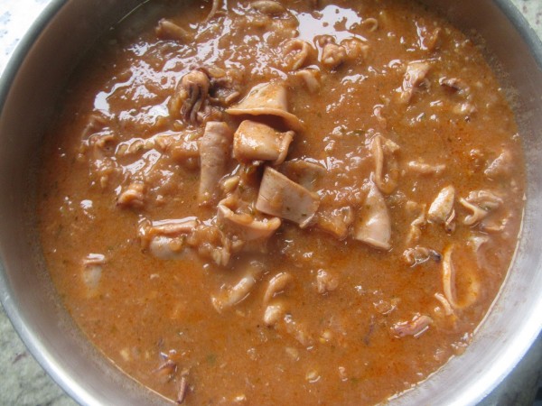 Espaguetis con chipirones encebollados