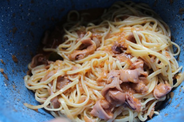 Espaguetis con chipirones encebollados