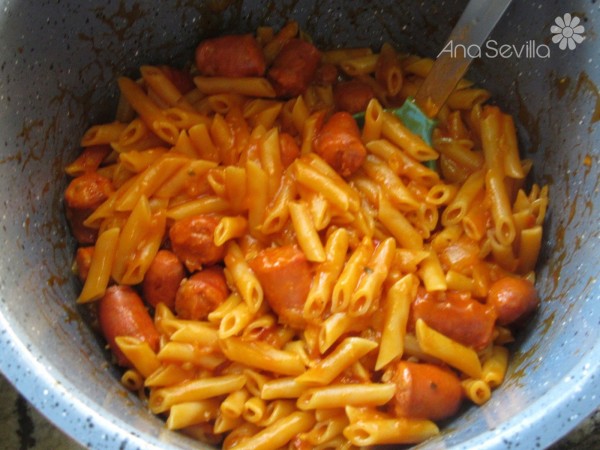 Macarrones con salchichas frescas olla GM