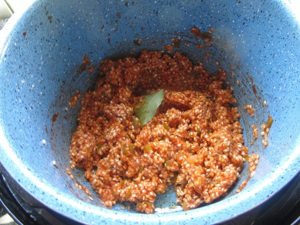 Arroz con salchichas al vino tinto en olla GM