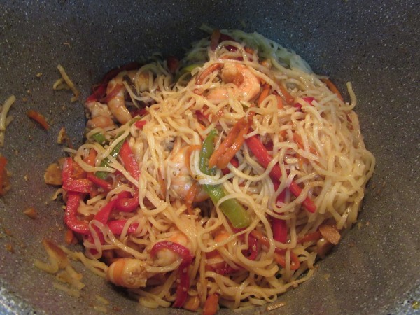 Noodles con verdura y langostinos olla GM