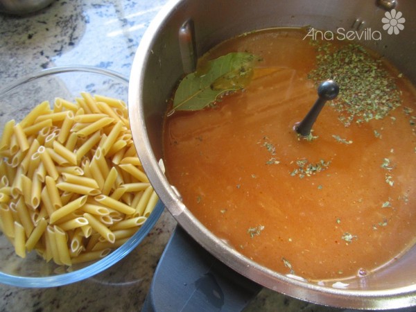 Macarrones con salchichas frescas Thermomix