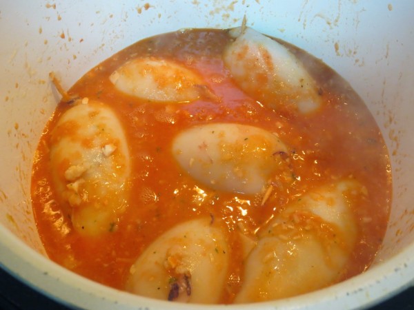 Calamares rellenos de merluza y gambas, olla GM.