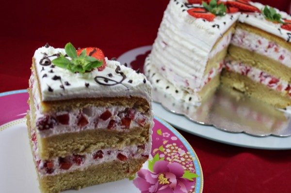 Tarta de nata, fresas y bizcocho Thermomix